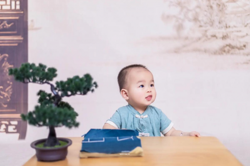 章丘怀孕肚子中间凹两边凸